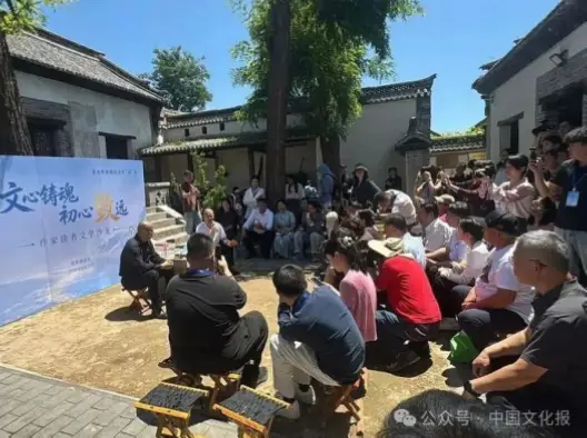 球队为何提前抵达雅高竞技场？社区活动拉近球迷距离